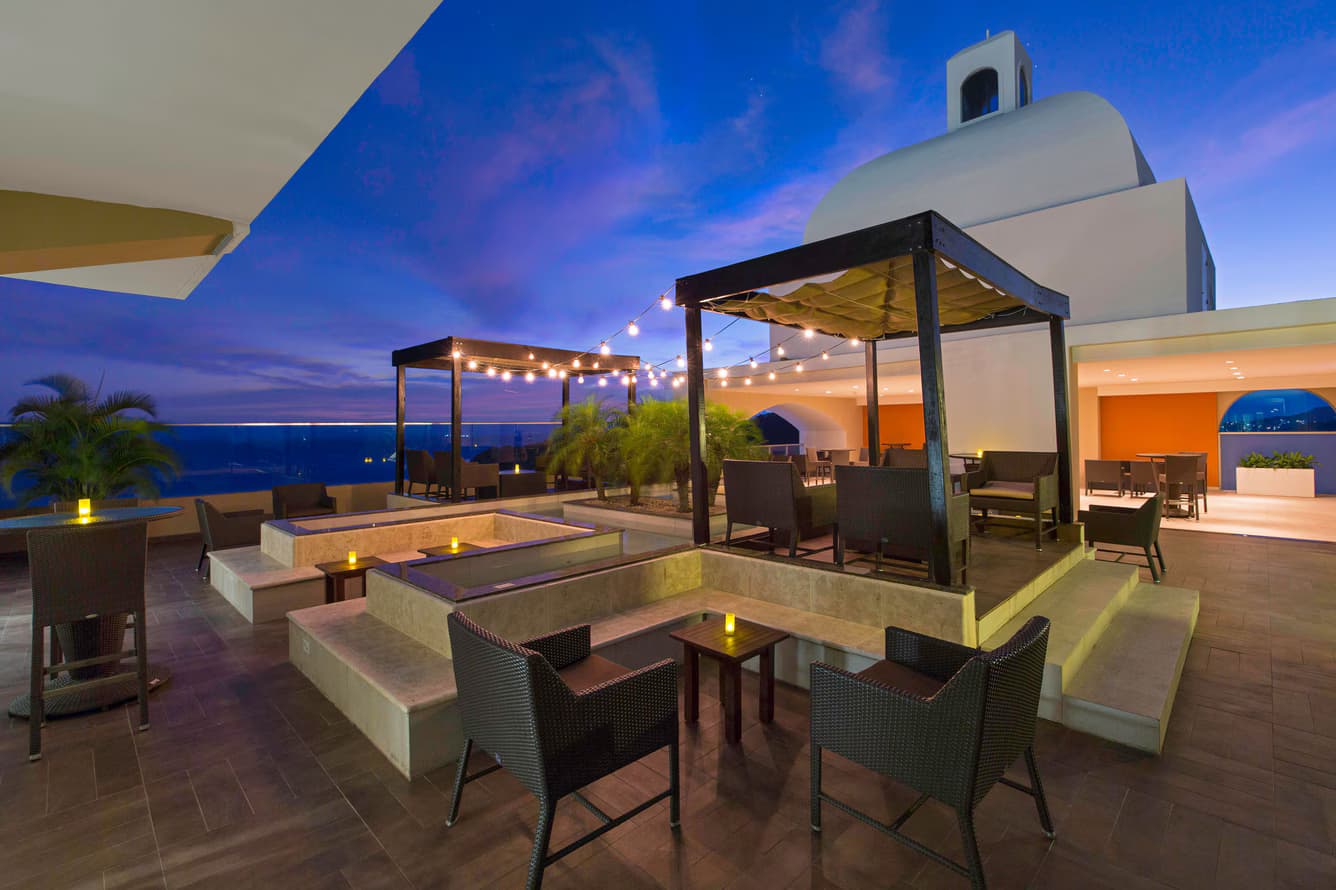 ptybw-club-lounge-4867-hor-clsc.avif