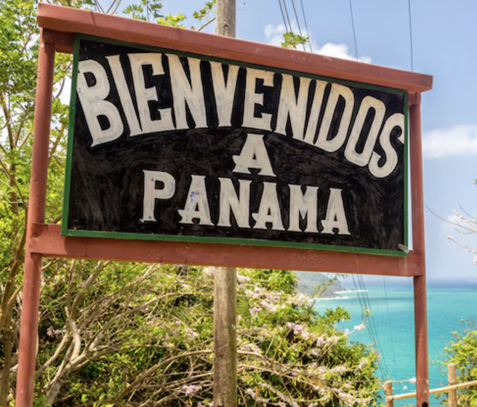 Bienvenidos a Panama sign overlooking the Pacific coast